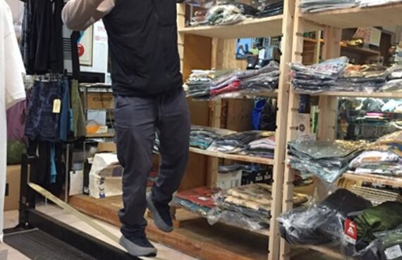 店内にスラックラインあります