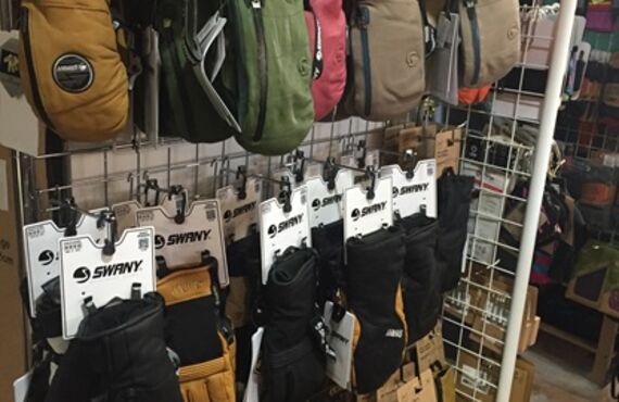 一度はめたら戻れない。26 SWANYレザーグローブの圧倒的保温性としなやかさ