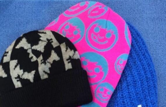 今の季節に最適！スノーボードブランドのニット帽販売中｜街でも活躍